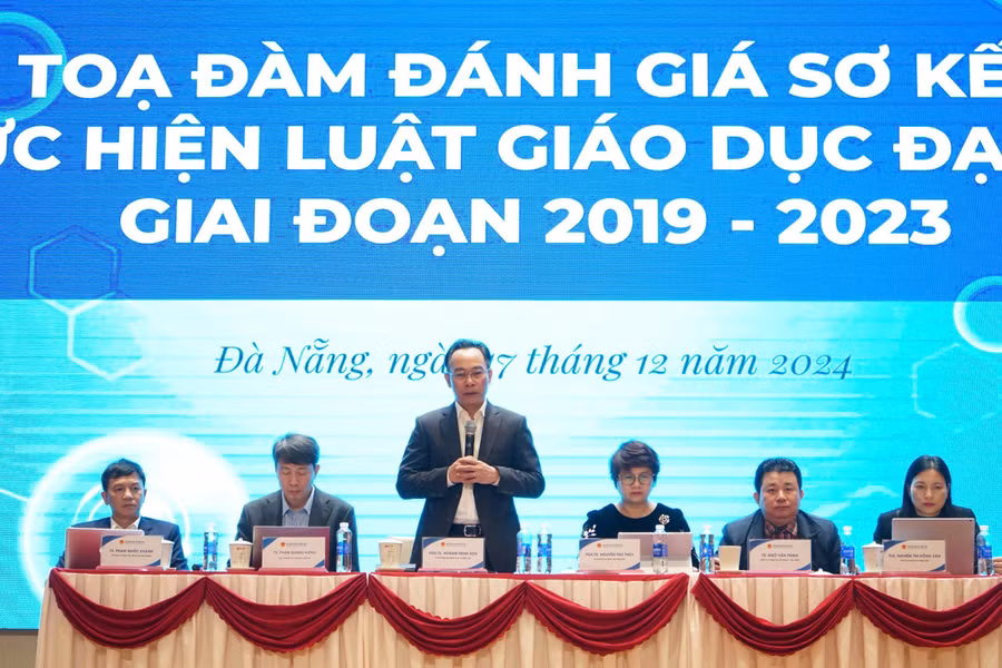 Thứ trưởng Bộ GD&ĐT Hoàng Minh Sơn chủ trì tọa đàm Đánh giá sơ kết thực hiện Luật GDĐH giai đoạn 2019-2023. 