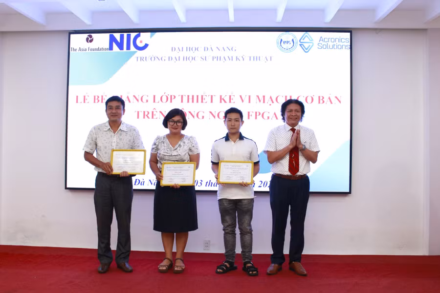 PGS.TS Phan Cao Thọ, Hiệu trưởng Trường ĐH Sư phạm Kỹ thuật, ĐH Đà Nẵng khen thưởng những học viên có thành tích xuất sắc trong khóa học. 
