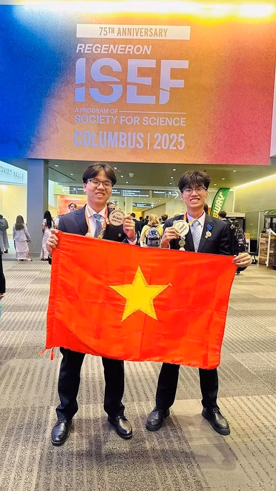 Huỳnh Huy Hưng, Nguyễn Nhật Tuấn Kiệt, Trường THPT chuyên Lê Quý Đôn Đà Nẵng đạt giải Nhì cuộc thi ISEF 2025