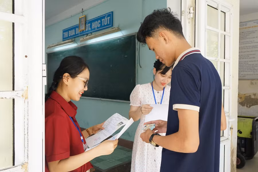 cham-thi-tot-nghiep-thpt-2025.jpg