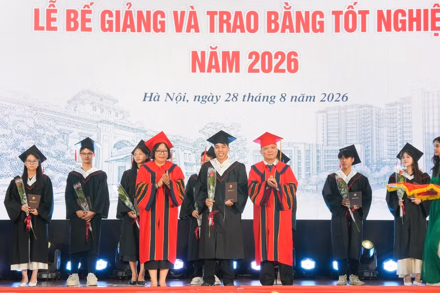 Trường Đại học Y Dược - ĐHQGHN trao bằng tốt nghiệp cho sinh viên.