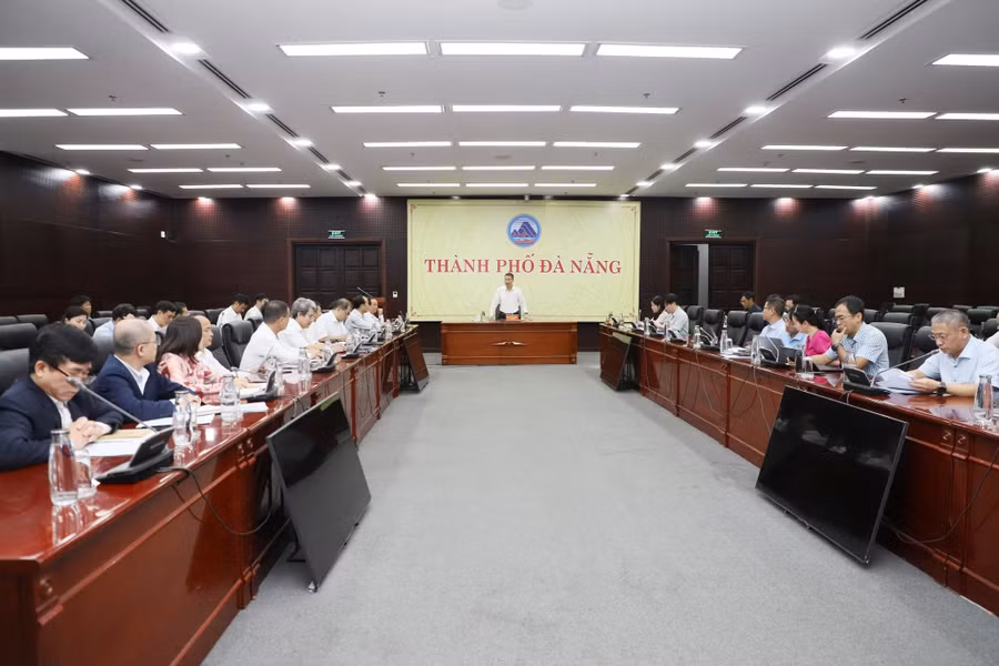 Ông Nguyễn Mạnh Hùng, Chủ tịch UBND TP Đà Nẵng chủ trì buổi làm việc với Đại học Đà Nẵng.
