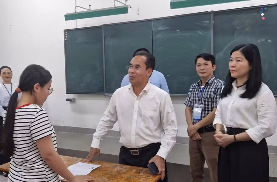 Ông Trần Anh Tuấn - Phó Chủ tịch UBND TP Đà Nẵng động viên thí sinh tại Điểm thi Trường THPT Phan Châu Trinh - Hải Châu. 