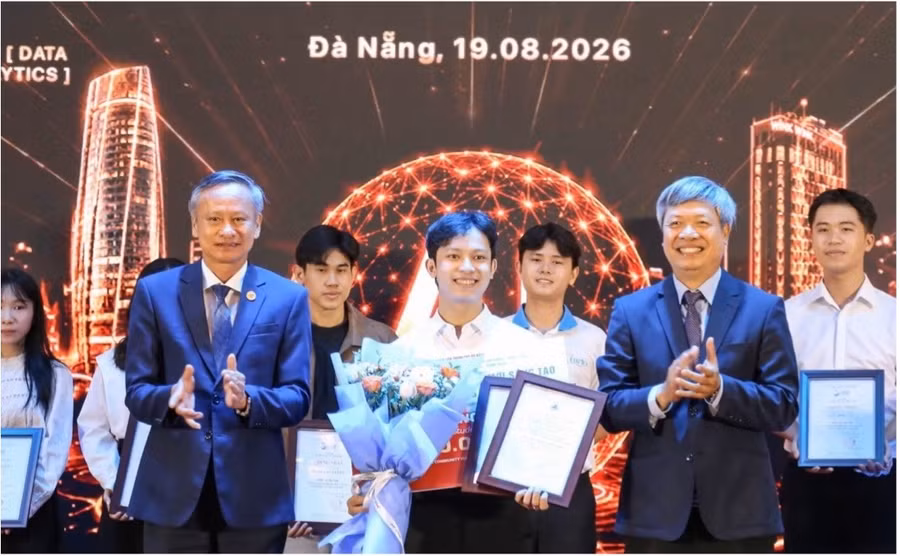 Đại diện nhóm sinh viên thiết kế “Kính thực tế ảo hỗ trợ giao tiếp dành cho người khiếm thính” đoạt giải Nhất “Cuộc thi Khởi nghiệp đổi mới sáng tạo thành phố Đà Nẵng” (SURF - 2026). 