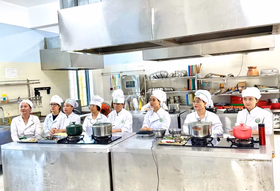 Giảng viên Trường Cao đẳng Lương thực - Thực phẩm tham gia tập huấn với chuyên gia nước ngoài. 