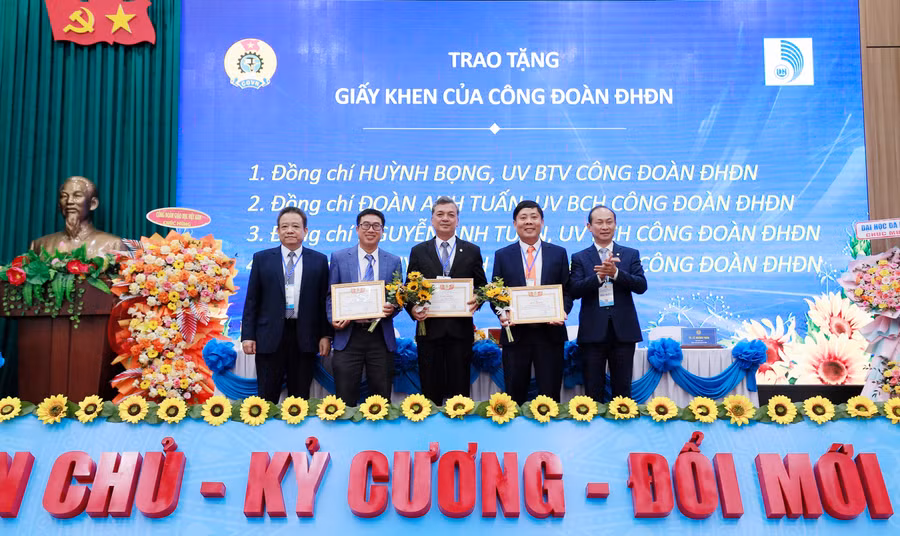 tang-giay-khen.jpg