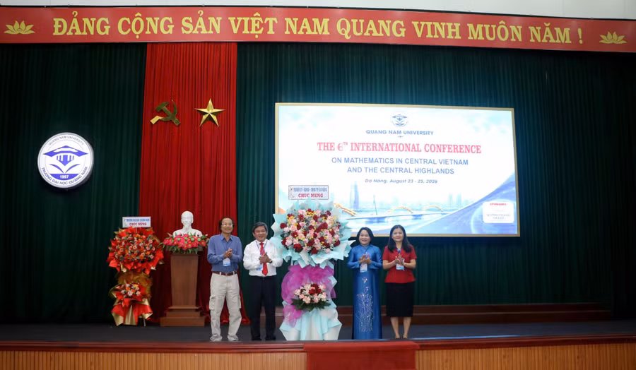 Bà Huỳnh Thị Thùy Dung, Trưởng ban Tuyên giáo và Dân vận Thành ủy Đà Nẵng tặng hoa chúc mừng hội thảo.