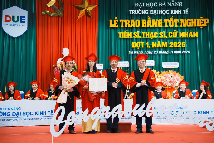 trao-bang-tien-si.jpg