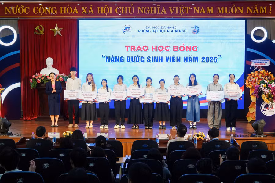 truong-dai-hoc-ngoai-ngu-da-nang-trao-hoc-bong-cho-sinh-vien.jpg