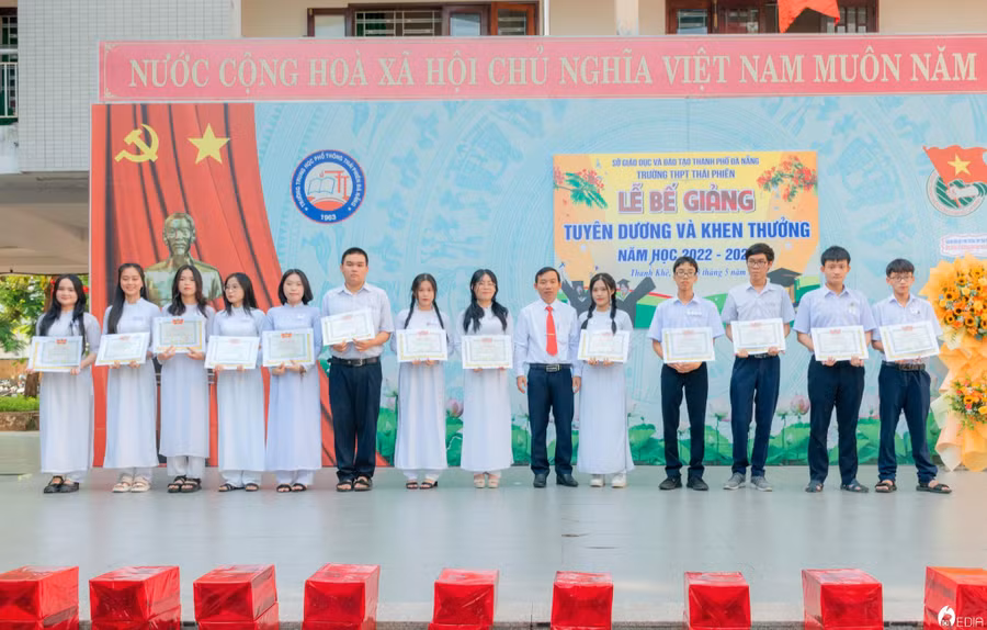 Khen thưởng Trường THPT Thái Phiên.jpg