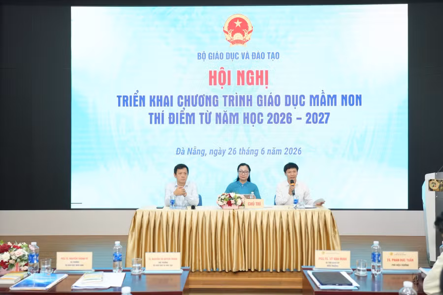 Hội nghị tổ chức theo hình thức trực tiếp kết hợp với trực tuyến. 