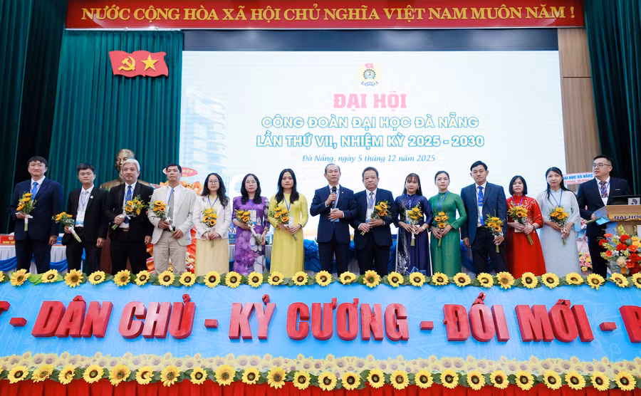 Ban chấp hành Công đoàn Đại học Đà Nẵng ra mắt, nhận nhiệm vụ. 