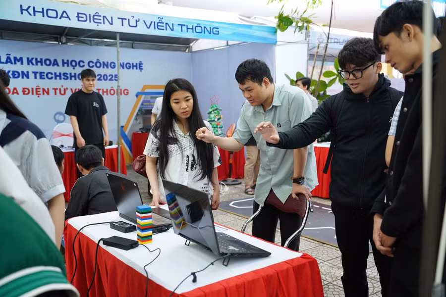 sinh-vien-truong-dai-hoc-bach-khoa-da-nang.jpg