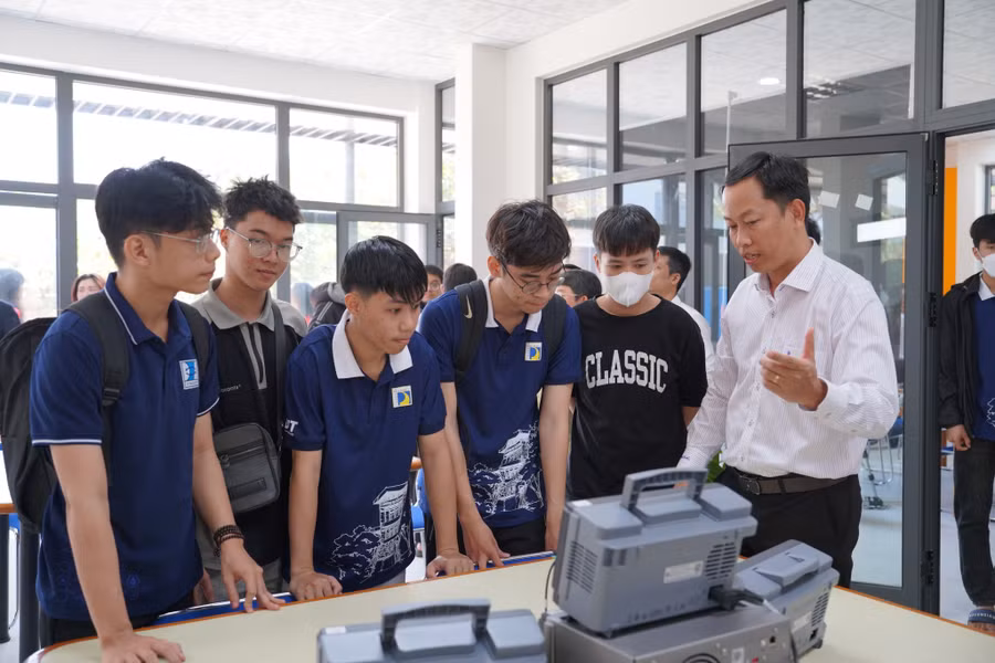 Sinh viên Trường Đại học Bách khoa, Đại học Đà Nẵng học tập tại Không gian đổi mới sáng tạo. 