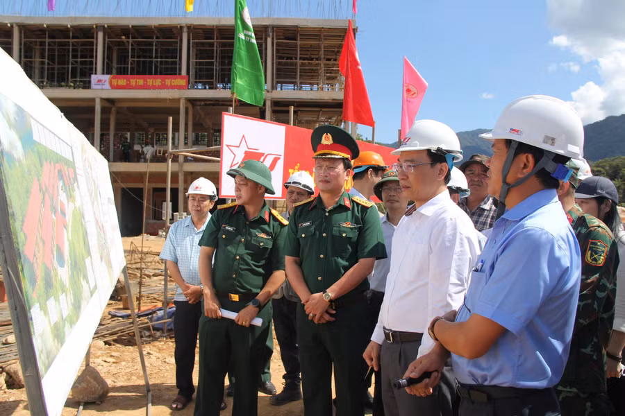 Bộ trưởng Bộ GD&ĐT Hoàng Minh Sơn và đoàn công tác kiểm tra tiến độ xây dựng trường nội trú liên cấp tại xã Hùng Sơn (TP Đà Nẵng)