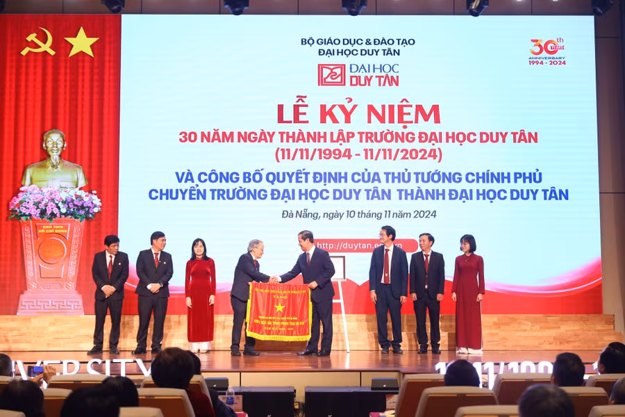 dai-hoc-duy-tan-don-nhan-co-chinh-phu.jpg