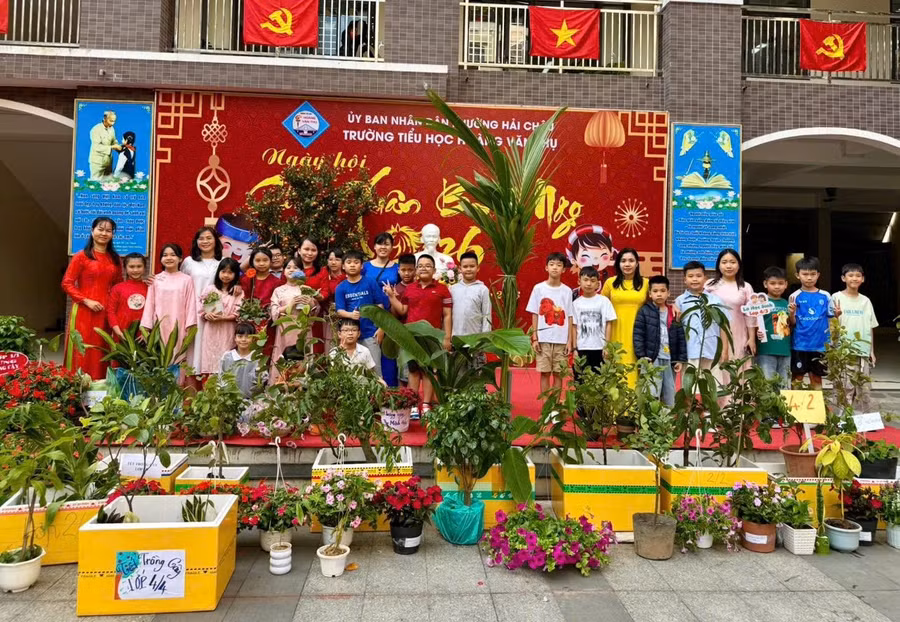 Trường Tiểu học Hoàng Văn Thụ tiếp nhận cây ăn quả, cây bóng mát từ phụ huynh để tặng cho các hộ dân xã Hòa Bắc (cũ). 
