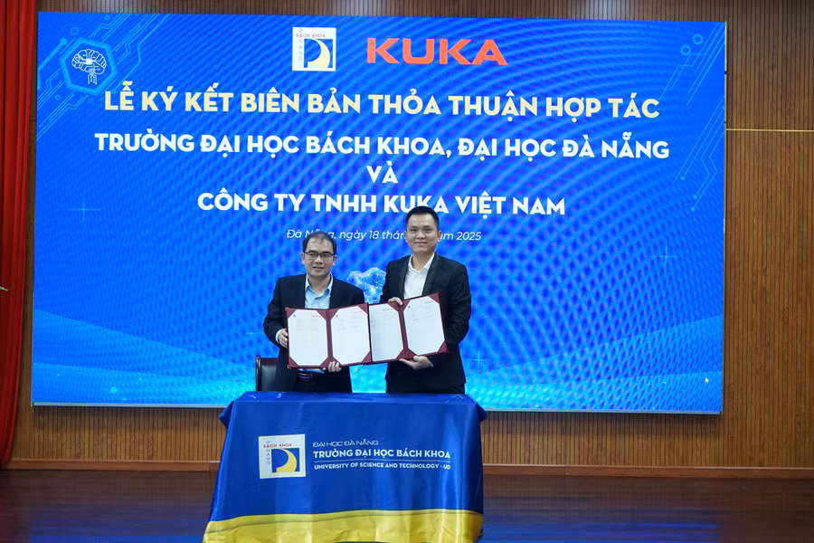 Đại diện Trường Đại học Bách khoa - Đại học Đà Nẵng và Công ty TNHH KUKA Việt Nam ký kết hợp tác. 