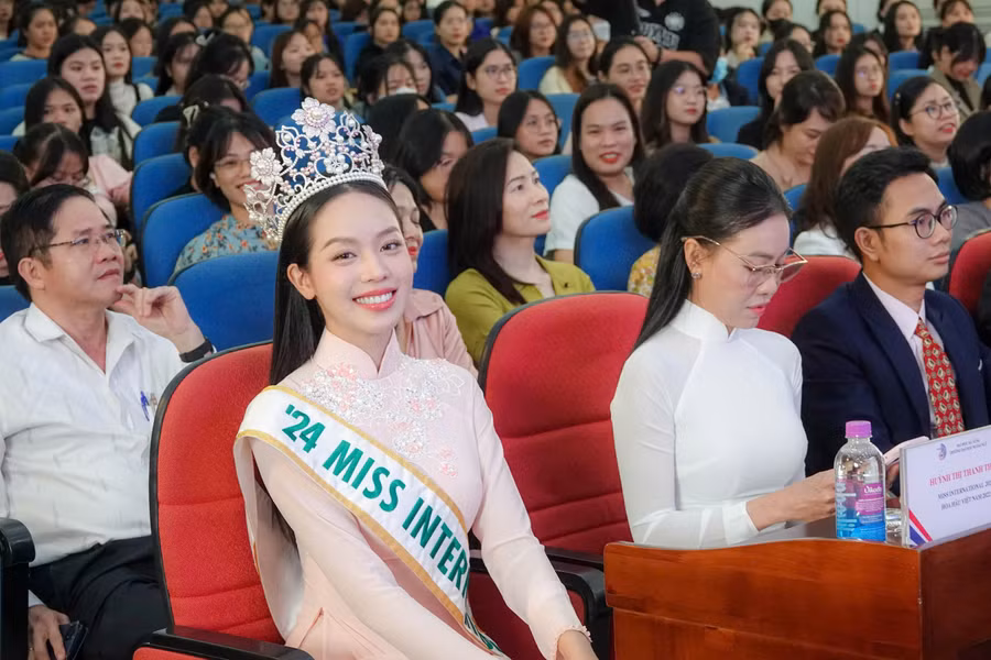 hoa-hau-quoc-te-thanh-thuy.jpg