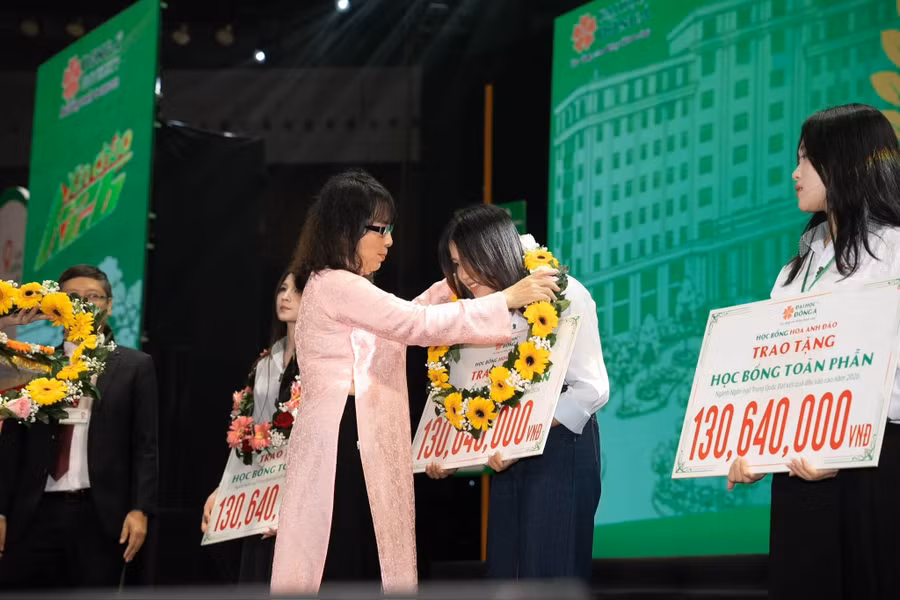 bgh-trao-hoc-bong-toan-phan.jpg