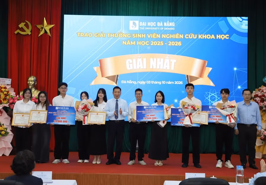 PGS.TS Lê Thành Bắc, Phó Giám đốc ĐH Đà Nẵng trao giải Nhất các lĩnh vực và hạng mục của giải thưởng.