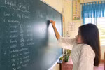 Cô Lê Như Băng đang viết bài lên bảng.