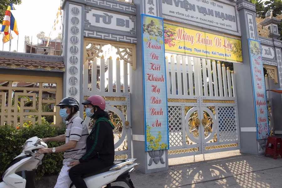 Nhiều chùa ở TP.HCM đóng cửa chờ thông báo mới ảnh 2 Nhiều chùa ở TP.HCM đóng cửa chờ thông báo mới ảnh 2