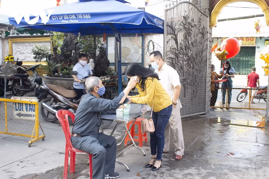Nhiều chùa ở TP.HCM đóng cửa chờ thông báo mới ảnh 5 Nhiều chùa ở TP.HCM đóng cửa chờ thông báo mới ảnh 5