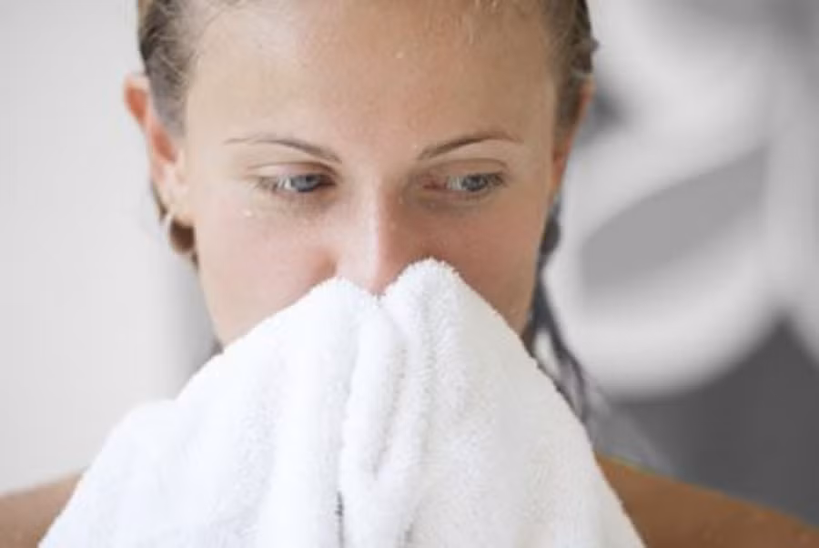Chăm sóc da: Tiêu đen có tính kháng khuẩn và chống oxy hóa, nhờ đó có tác dụng làm sạch da. Tiêu còn giúp tăng cường tuần hoàn máu, giúp máu lưu thông đến da mặt, mở lỗ chân lông và giúp bạn dễ dàng làm sạch da hơn. Bạn có thể sử dụng tiêu đen để tẩy da chết.