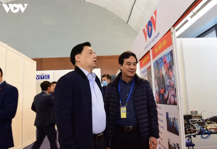 Trung tâm Báo chí phục vụ Đại hội XIII đã sẵn sàng ảnh 1 Ông Lê Mạnh Hùng, Phó Trưởng Ban Tuyên giáo Trung ương, Giám đốc Trung tâm báo chí Đại hội XIII kiểm tra khu làm việc của VOV tại Trung tâm Hội nghị Quốc gia (Ảnh: Trọng Phú)