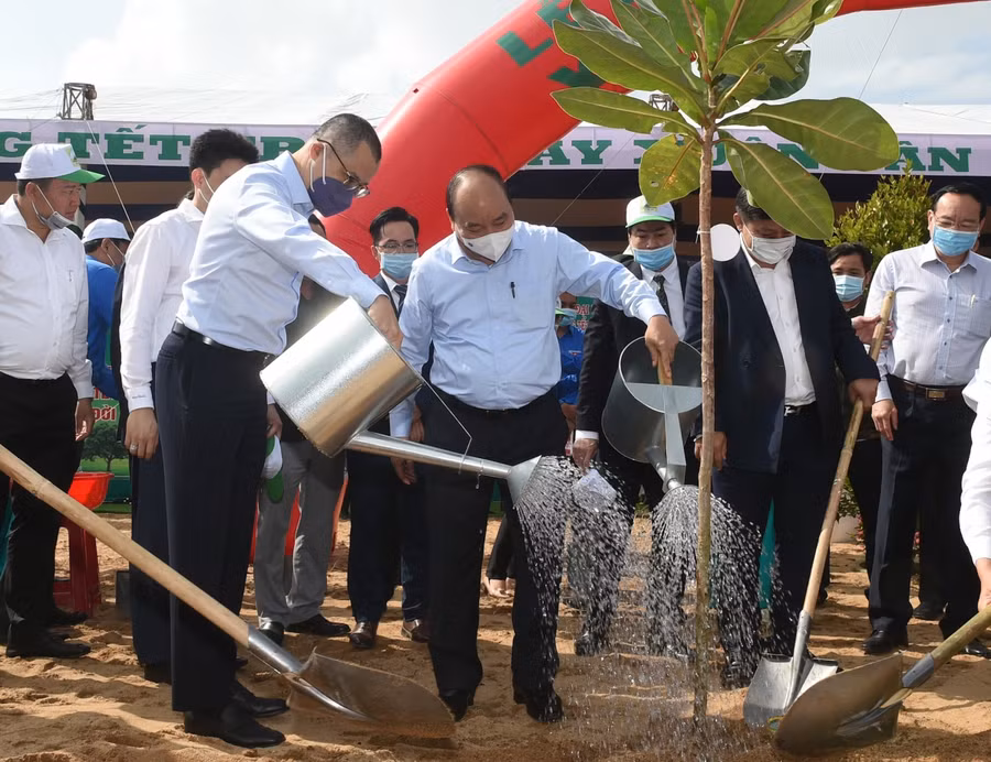 Thủ tướng Nguyễn Xuân Phúc cùng các đại biểu tham gia Tết trồng cây Xuân Tân Sửu.&nbsp;
