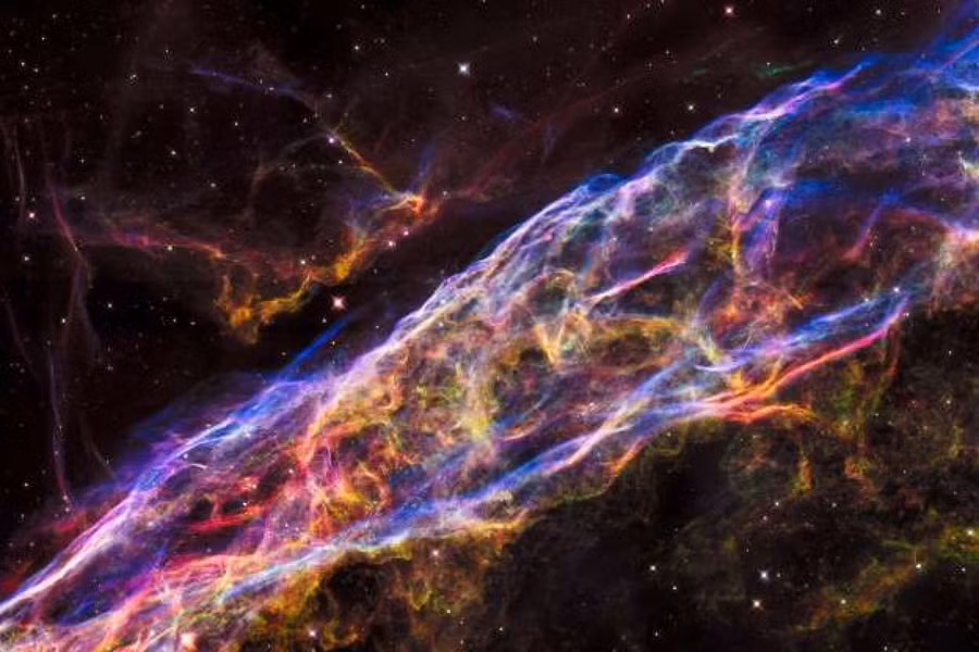 Những bức ảnh ấn tượng nhất do NASA ghi lại được ảnh 11 Tinh vân Vành khăn còn được gọi là Cây chổi của Phù thủy trải rộng trên 110 năm ánh sáng, ra đời sau một vụ nổ siêu tân tinh cách đây 5.000 - 10.000 năm. Được coi là một trong những vụ nổ siêu tân tinh ngoạn mục nhất, sự kiện này có thể quan sát được bằng ống nhòm trên bầu trời đêm vào thời điểm đó.
