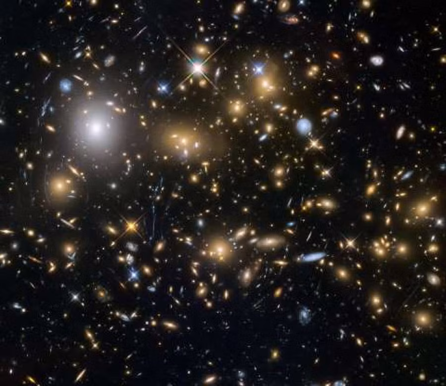 Những bức ảnh ấn tượng nhất do NASA ghi lại được ảnh 12 Năm 2015, Kính Thiên văn Hubble đã quan sát được thời điểm cách đây 12 tỷ năm để mở cánh cửa nhìn sâu hơn vào vũ trụ thuở sơ khai. Kính thiên văn này đã quan sát được những thiên hà ra đời sớm nhất và mờ nhất, trong số đó có những thiên hà được hình thành chỉ cách vụ nổ Big Bang khoảng 600 triệu năm./.