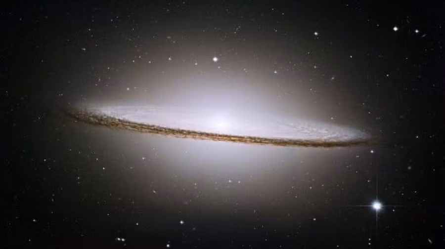 Những bức ảnh ấn tượng nhất do NASA ghi lại được ảnh 10 Thiên hà Sombrero là một thiên hà dạng xoắn nằm cách Trái Đất 28 triệu năm ánh sáng và nằm trong cụm thiên hà Xử Nữ.