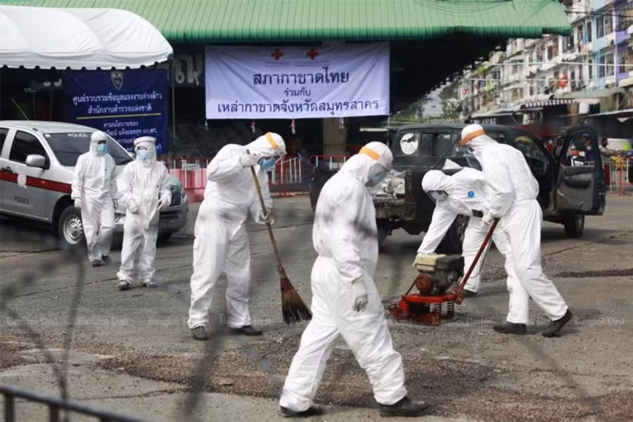 Thái Lan phát hiện ổ dịch lớn mắc Covid-19 không có triệu chứng ảnh 1 Các nhân viên y tế khử trùng tại khu chợ hải sản ở Samut Sakhon. (Ảnh: Bưu điện Bangkok)