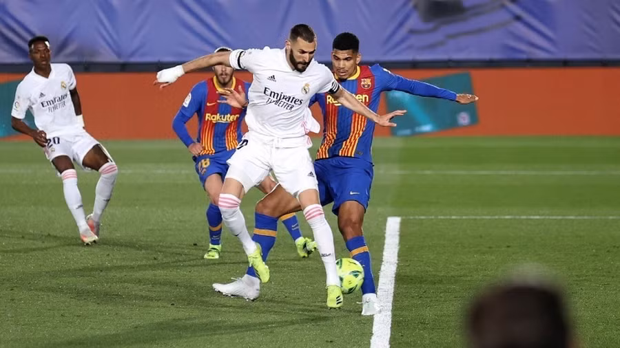 Khoảnh khắc đánh gót ghi bàn của Benzema. (Ảnh: La Liga).