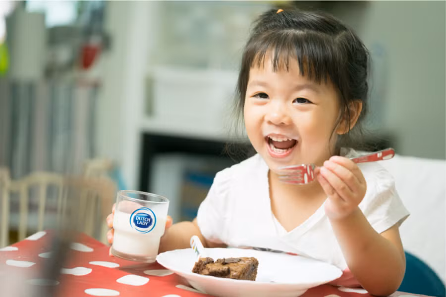 Bổ sung sữa tươi vào thực đơn bữa sáng sẽ mang đến cho trẻ nguồn năng lượng dồi dào trong ngày.