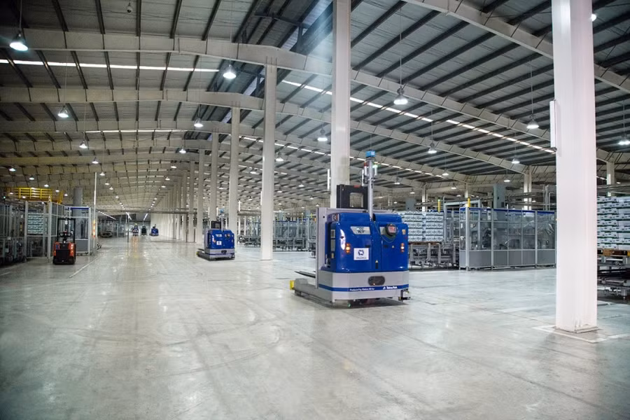 Thủ tướng đánh giá Vinamilk là DN điển hình “vừa sản xuất, vừa chiến đấu” trong dịch bệnh ảnh 4 Hệ thống robot LGV trong nhà máy được vận hành tự động và đồng bộ, giúp tối ưu hóa năng suất và kiểm soát chất lượng sản phẩm nghiêm ngặt.