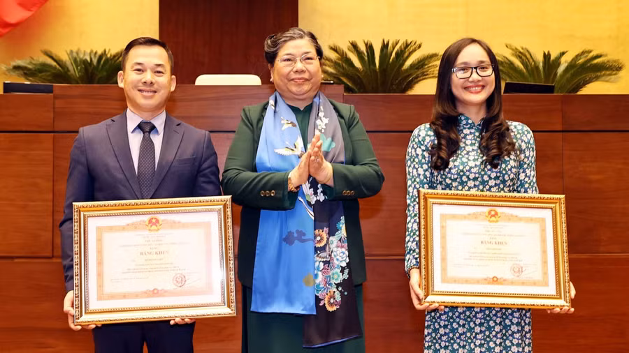 Tổng kết Năm Chủ tịch AIPA 2020 và Đại hội đồng AIPA 41 ảnh 4 Phó Chủ tịch Thường trực Quốc hội Tòng Thị Phóng tặng Bằng khen của Thủ tướng Chính phủ.