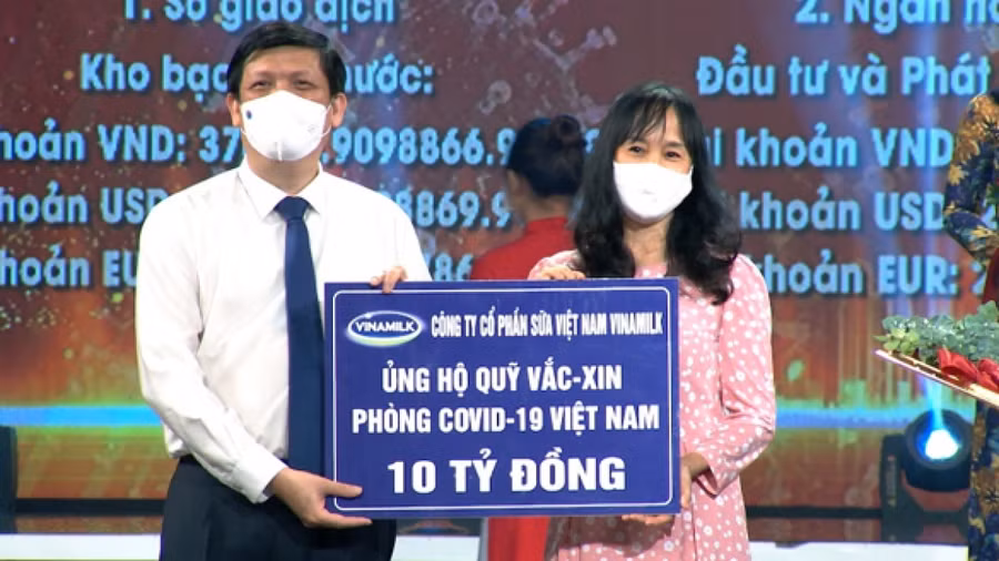 Vinamilk tiếp tục ủng hộ 10 tỷ đồng vào Quỹ vắc xin phòng Covid-19 ảnh 1 Đại diện Vinamilk trao 10 tỷ đồng đóng góp vào Quỹ Vaccine phòng Covid-19 cho đại diện Bộ Y tế.
