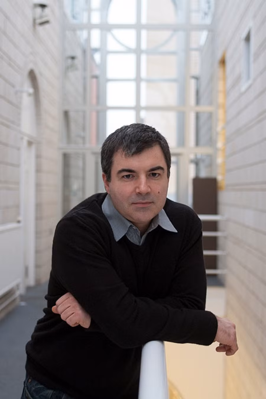 Giáo sư Vật lý Kostya Novoselov, là một trong những nhà khoa học trẻ nhất từng đoạt giải Nobel vào năm 36 tuổi.