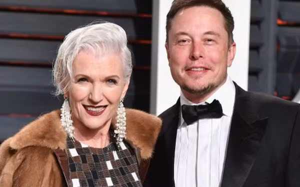 Tỷ phú Elon Musk và mẹ.
