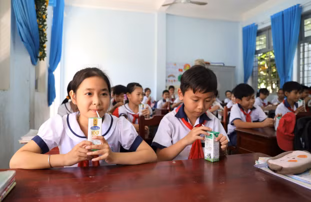  Các em học sinh mầm non, tiểu học tỉnh Bến Tre hiện đang được uống 3 hộp sữa/ngày theo chương trình Sữa học đường của tỉnh 