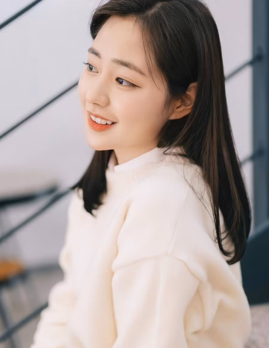 Nhan sắc đời thường của nàng tân hoa hậu trẻ tuổi càng khiến người ta thêm yêu nhan sắc tinh khiết như bông hoa tuyết xinh đẹp của cô