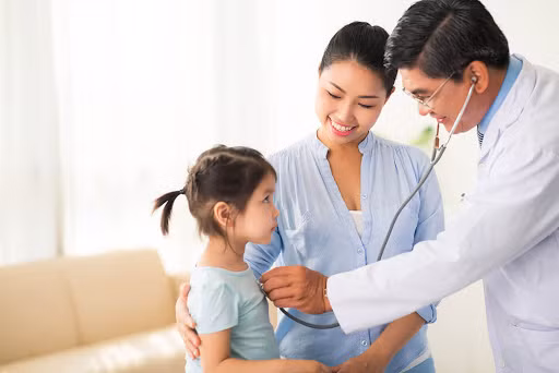 Nên cho con đi khám nếu bé không biểu hiện gì với âm thanh bên ngoài