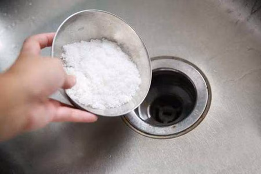 Đổ bát muối vào máy giặt