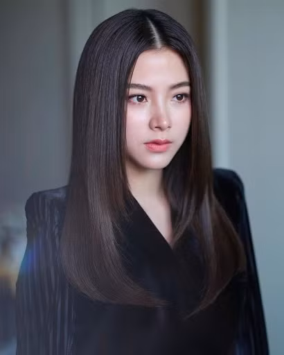 Kiểu tóc này vừa giúp gương mặt cô nhìn thon gọn ngọt ngào như búp bê lại vẫn toát lên vẻ sang chảnh kiêu sa như 1 nàng tiểu thư đài các