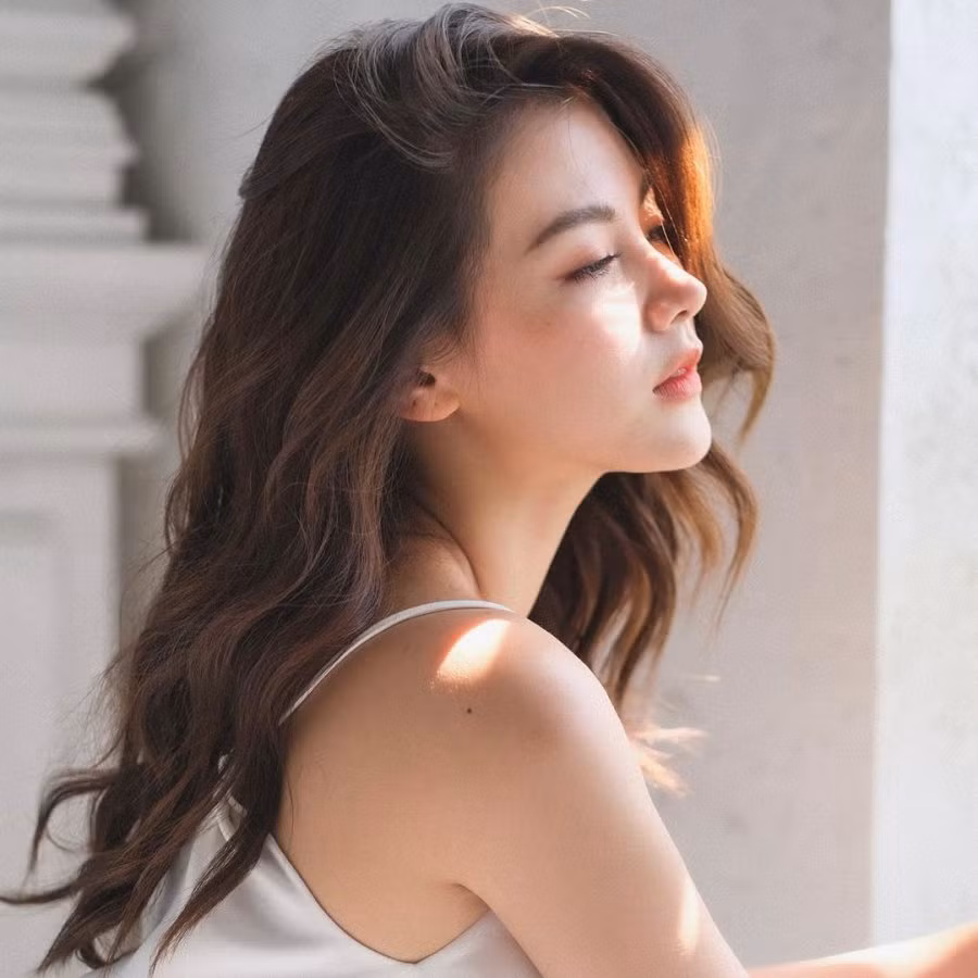 Đây là kiểu vô cùng dễ để vì nó không hề kén mặt cũng chẳng hề kén tuổi. Bên cạnh đó kiểu tóc này còn cực hợp với những cô nàng sở hữu mái tóc mỏng dính và hay bị ép sát vào đầu vì những gợn xoăn sóng nhẹ nhàng sẽ giúp tóc bạn dày dặn bồng bềnh hơn đến 3-4 lần.