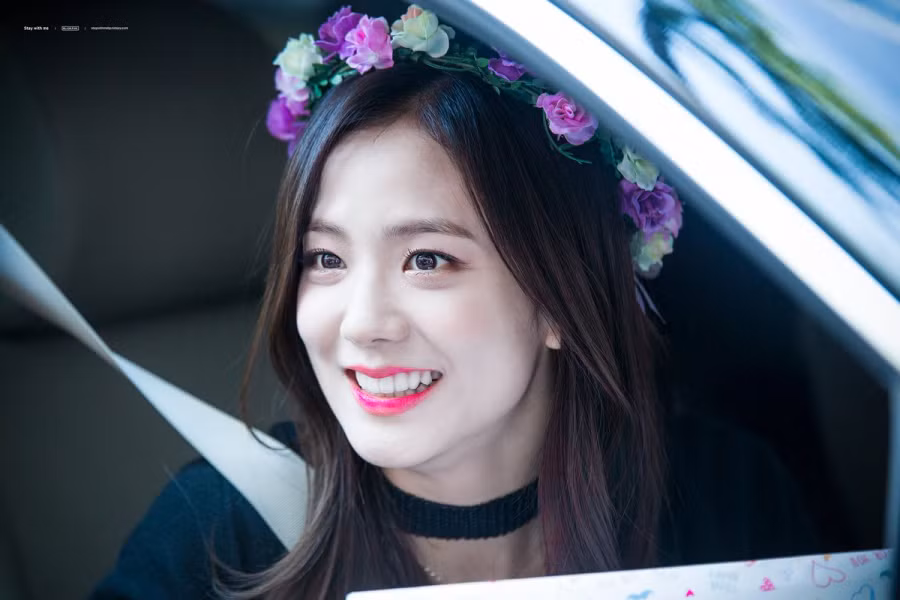 Jisoo luôn mang thần sắc tươi sáng khiến người khác cảm thấy như được tiếp năng lượng khi nhìn cô.