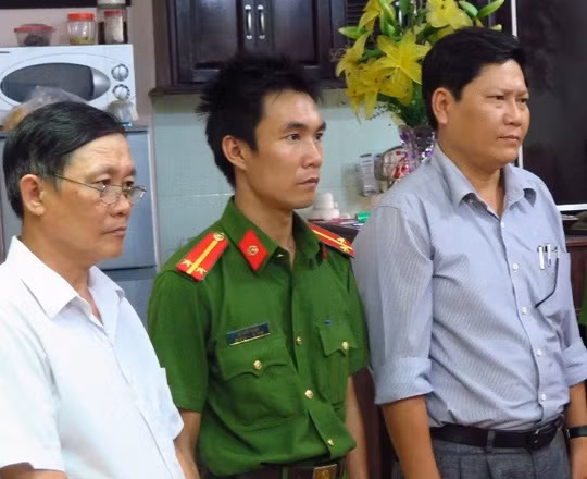 Cơ quan cảnh sát điều tra Thừa Thiên Huế tống đạt quyết định khởi tố đối với ông Trần Đình Nam (bìa phải)